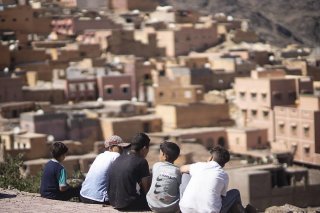Des enfants observent leur village de loin, Moulay, touché par le séisme.